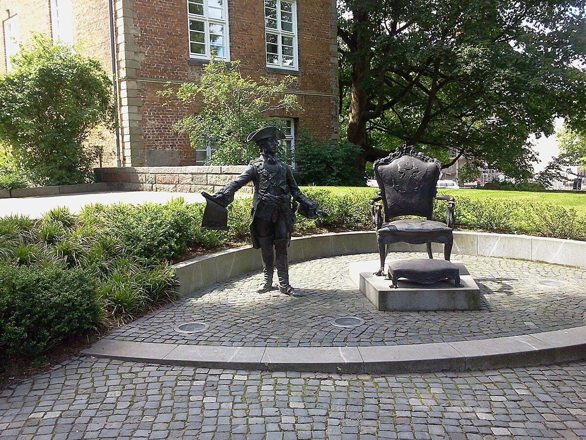 🗿 표트르 3세 황제 조형물 (스쿨프투어 차르 페터 드라이)